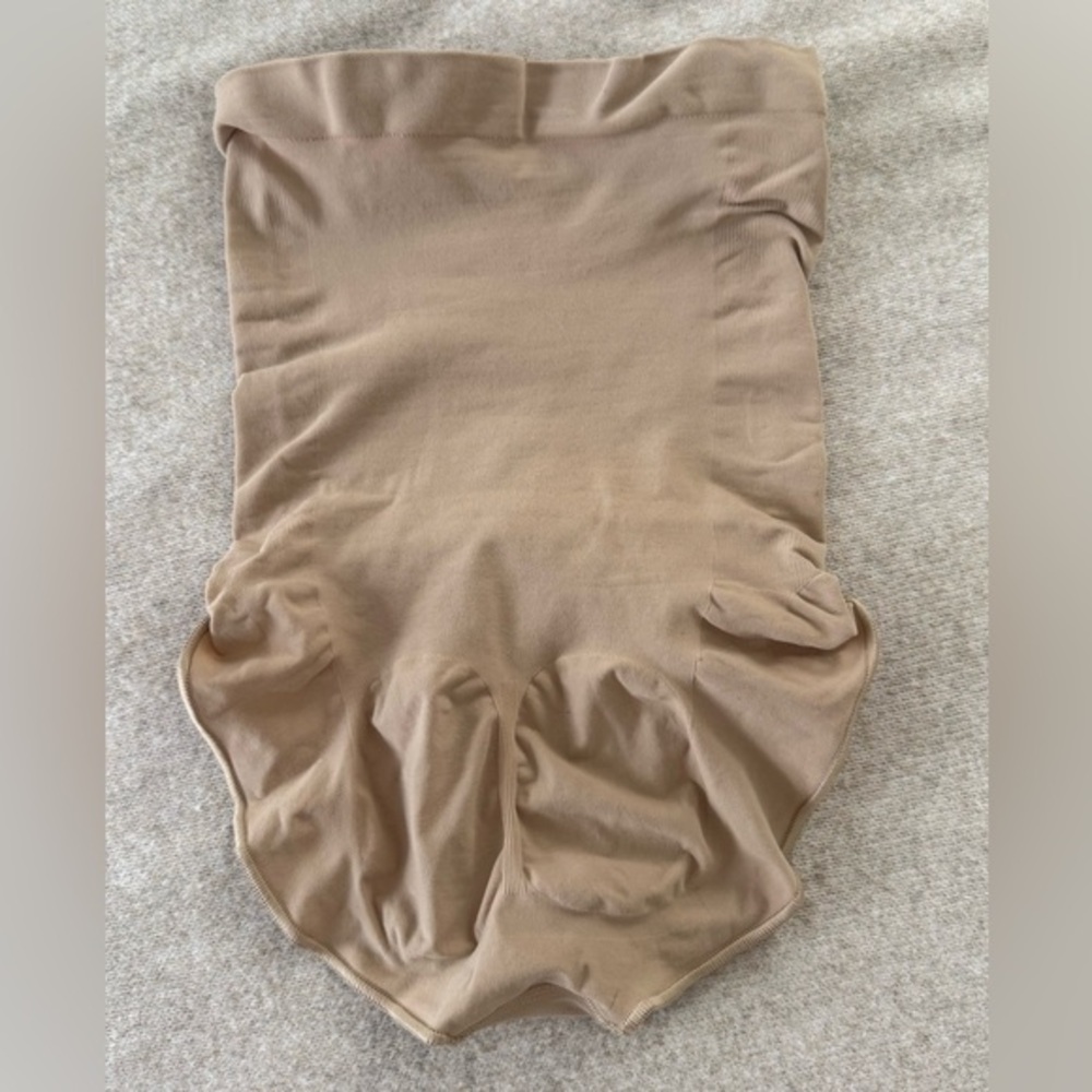 NWT SKIMS Beige Seamless Shapewear Slip